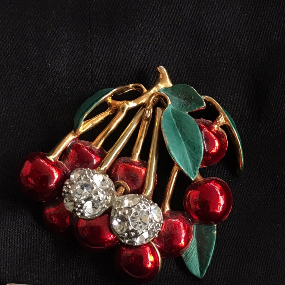 🍒Vintage Cherries and rhinestone brooch pin🍒